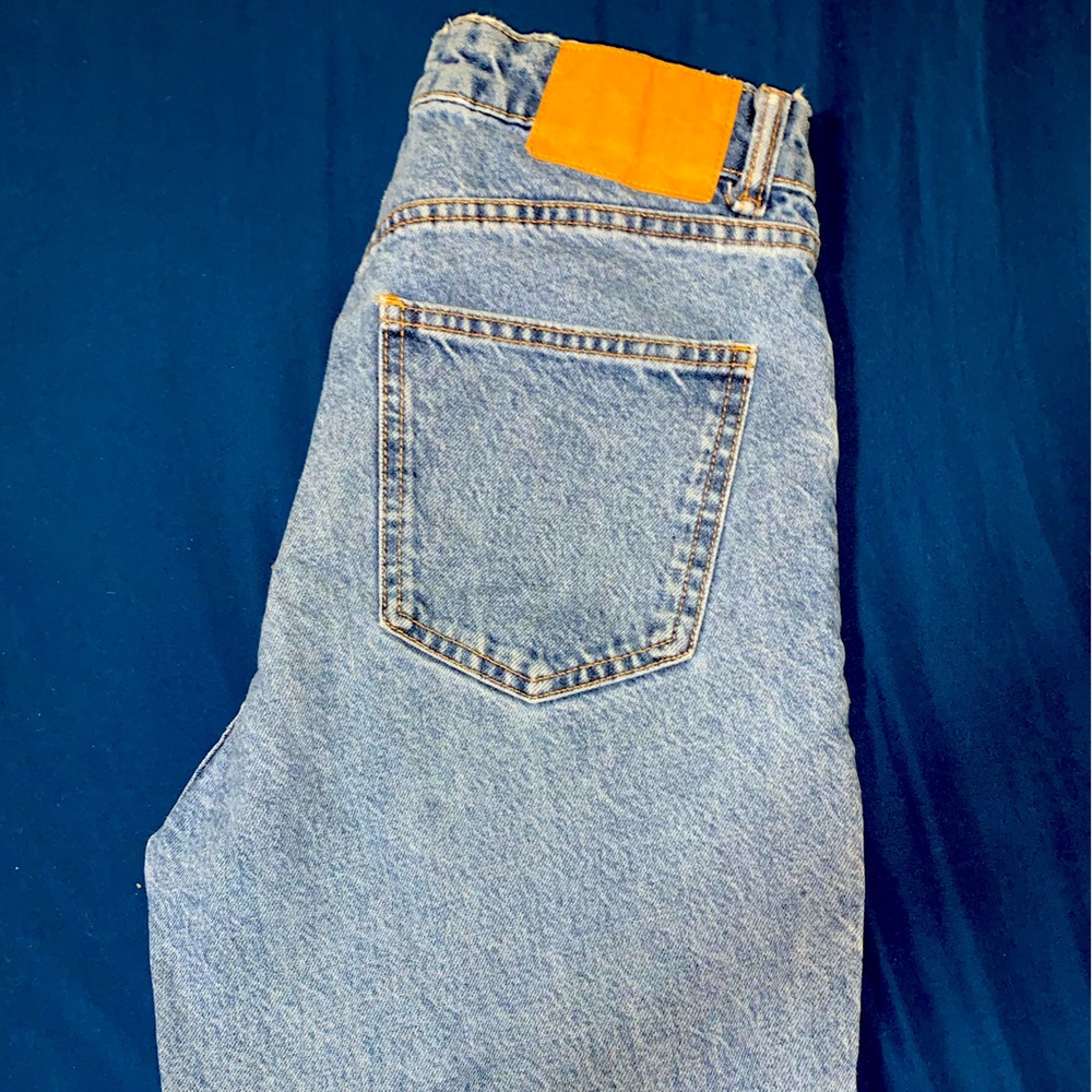 Mom jeans. Between dark and light blue. High waisted.